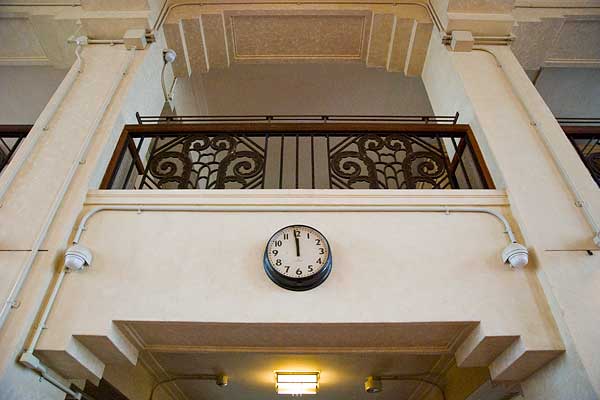 旧豊郷小学校 酬徳記念館掛時計と2階手摺