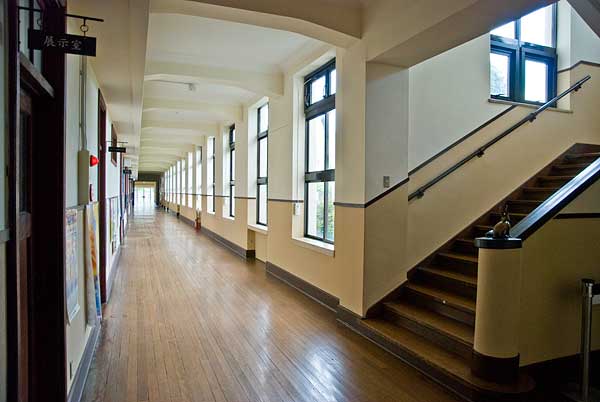 旧豊郷小学校1階廊下と階段