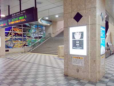 G駅コンコースの柱の広告