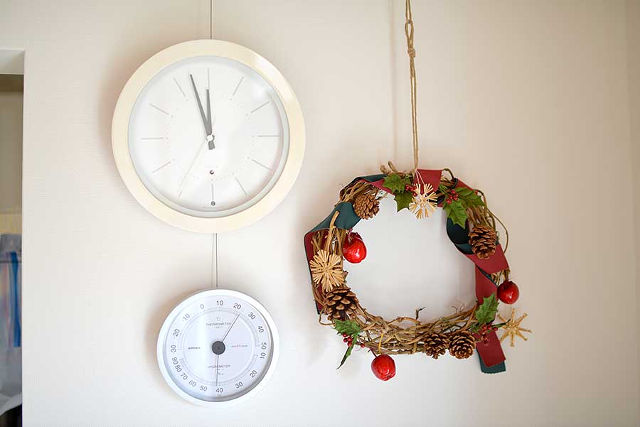 クリスマスリースと白い時計