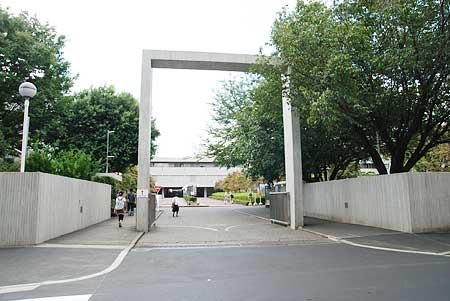 武蔵野美術大学　正門